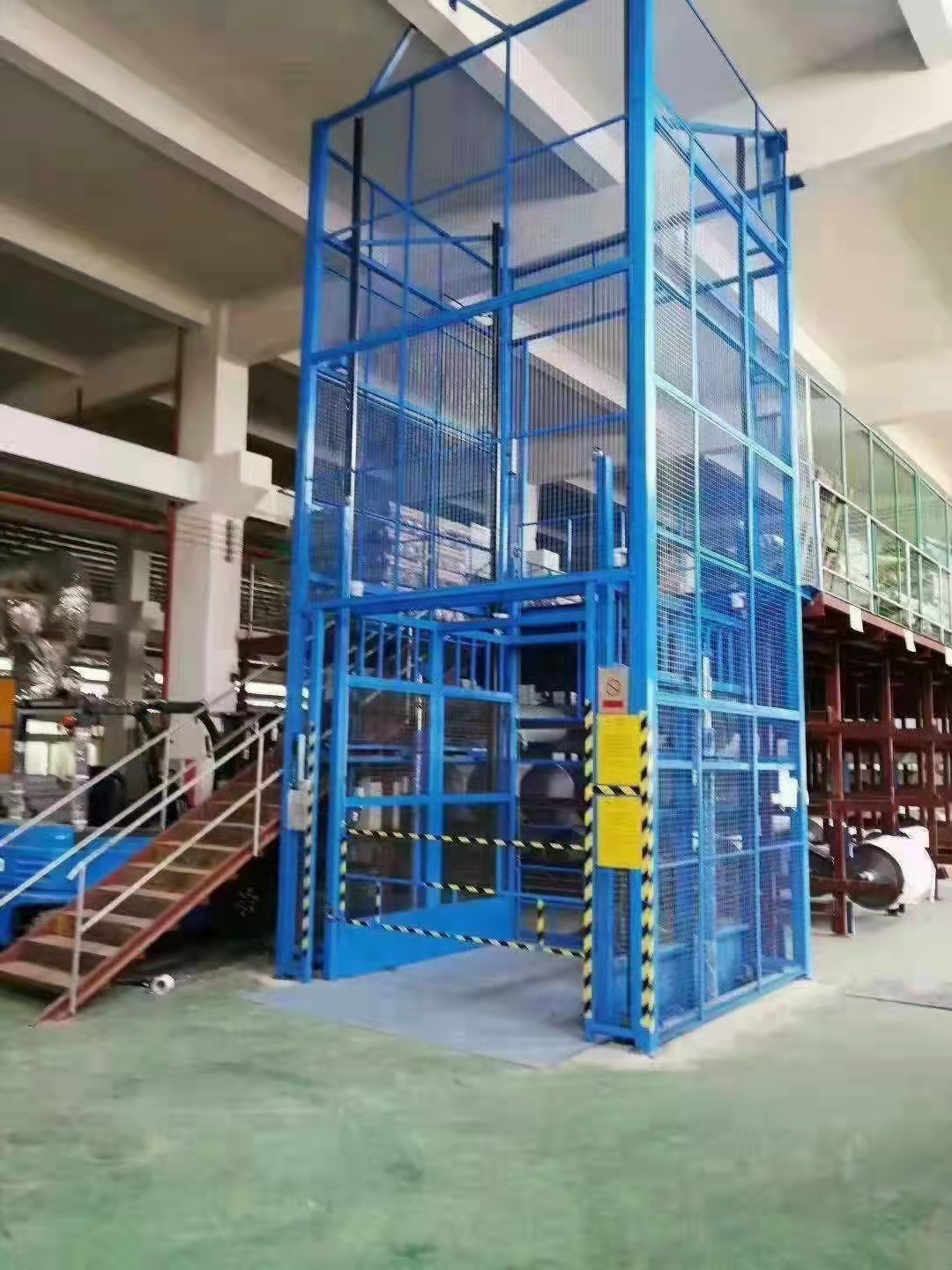 護網外封升降貨梯 